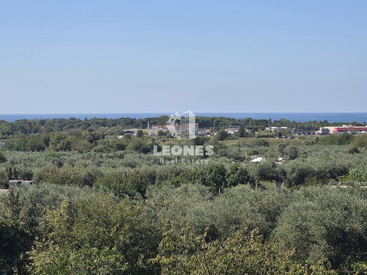 Moderna dvojček hiša z ogrevanim bazenom in pogledom na morje v bližini Umaga