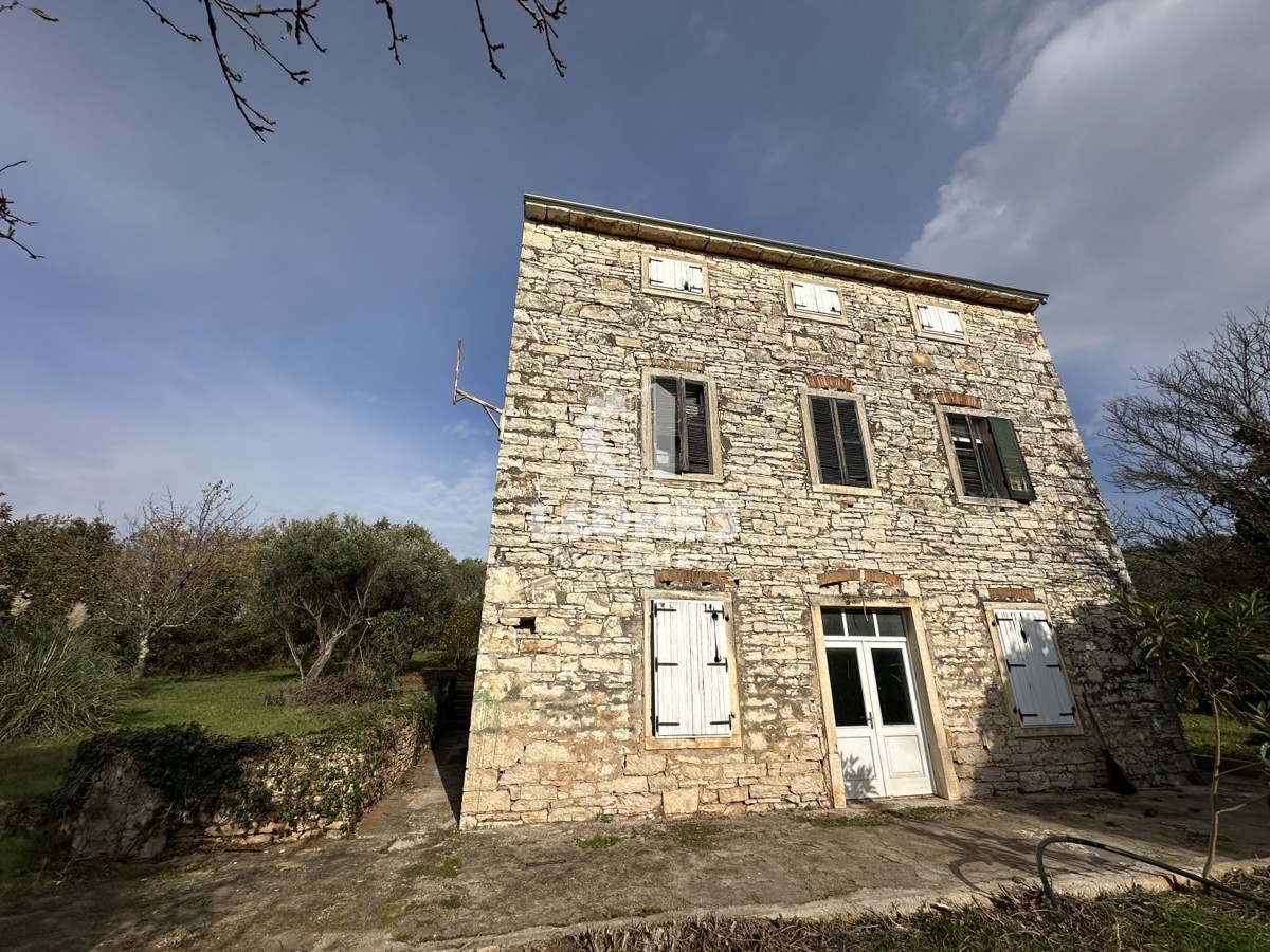 Casa indipendente in pietra in una posizione unica con vista sul mare a Cittanova
