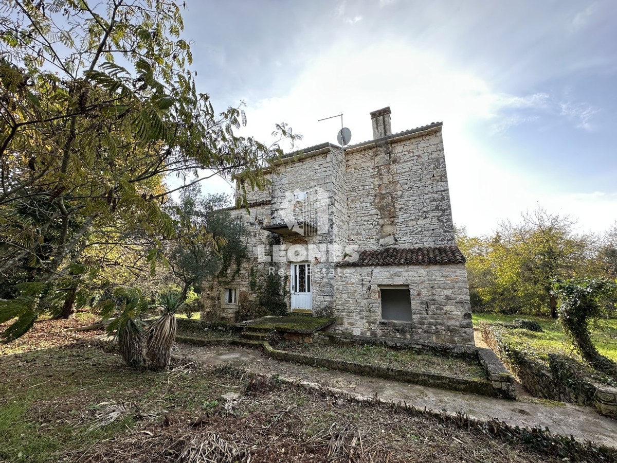 Casa indipendente in pietra in una posizione unica con vista sul mare a Cittanova