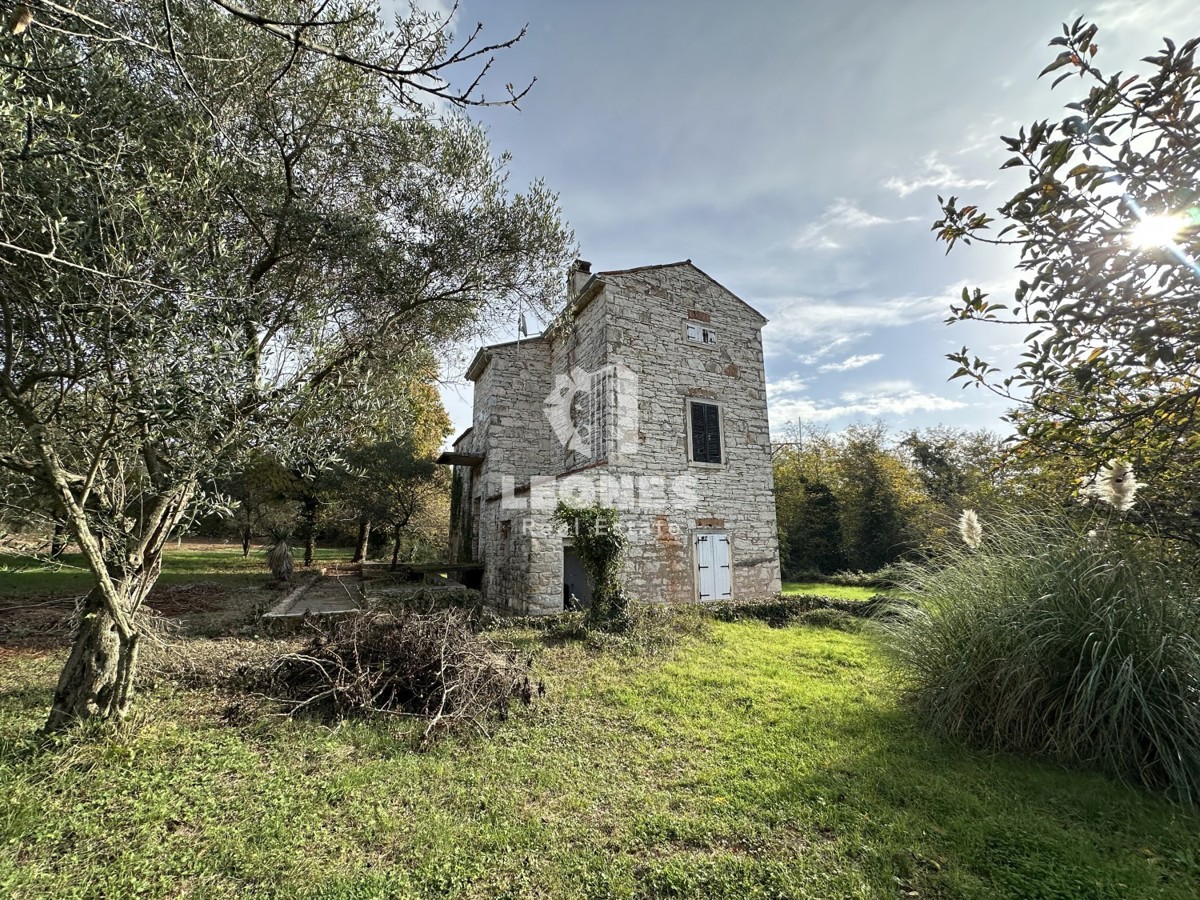Casa indipendente in pietra in una posizione unica con vista sul mare a Cittanova