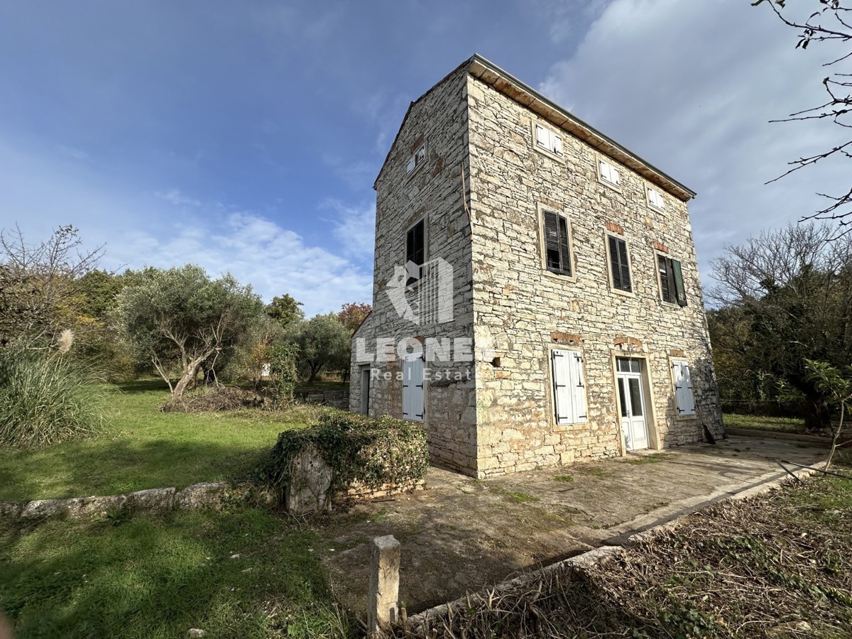 Casa indipendente in pietra in una posizione unica con vista sul mare a Cittanova