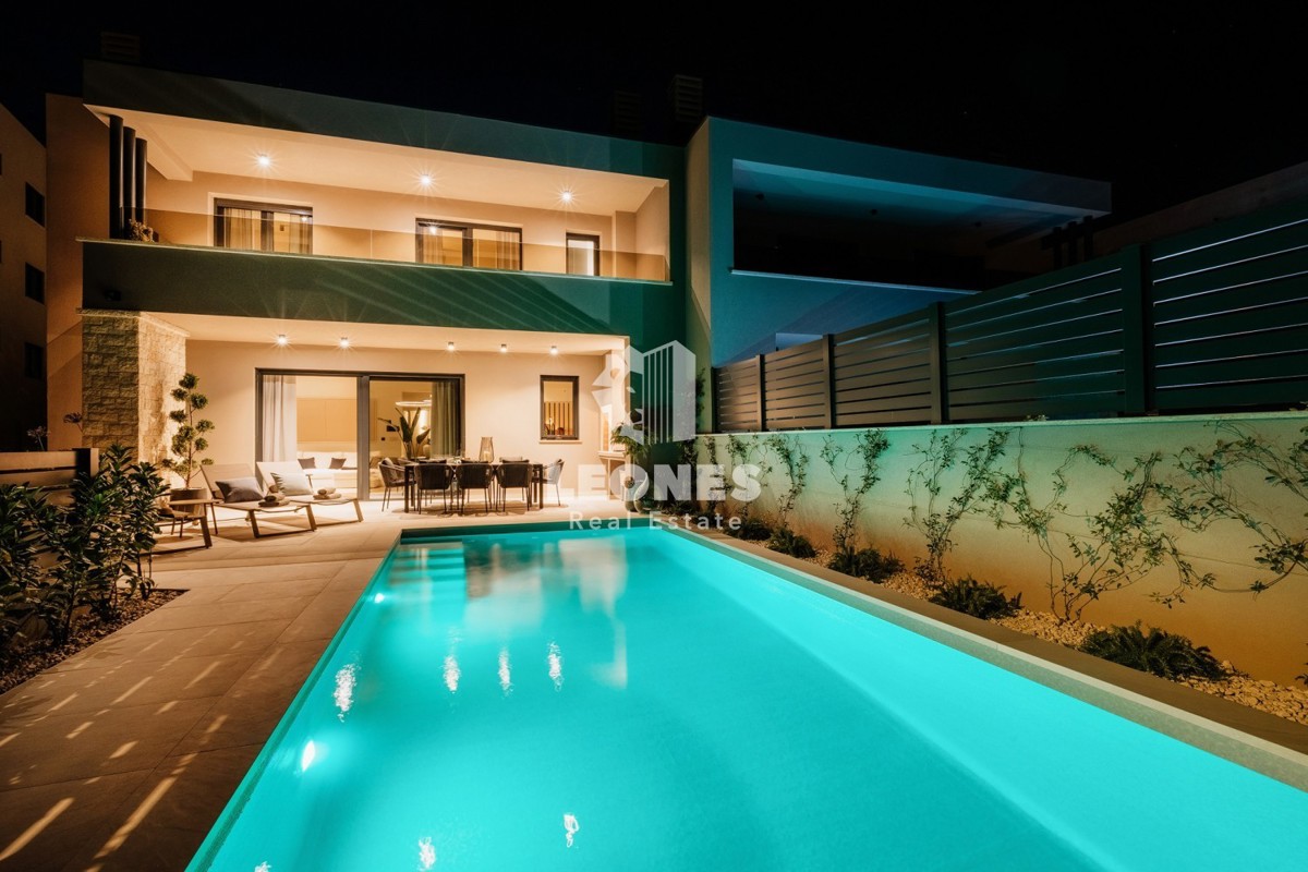 Popolnoma opremljena polsamostojna hiša z bazenom le 700 metrov od morja v Vabrigi