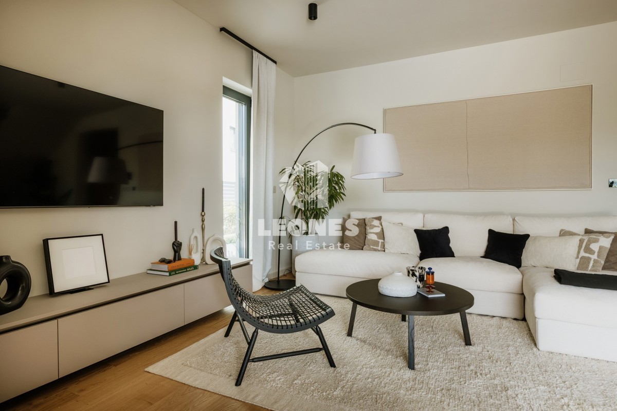 Popolnoma opremljena polsamostojna hiša z bazenom le 700 metrov od morja v Vabrigi