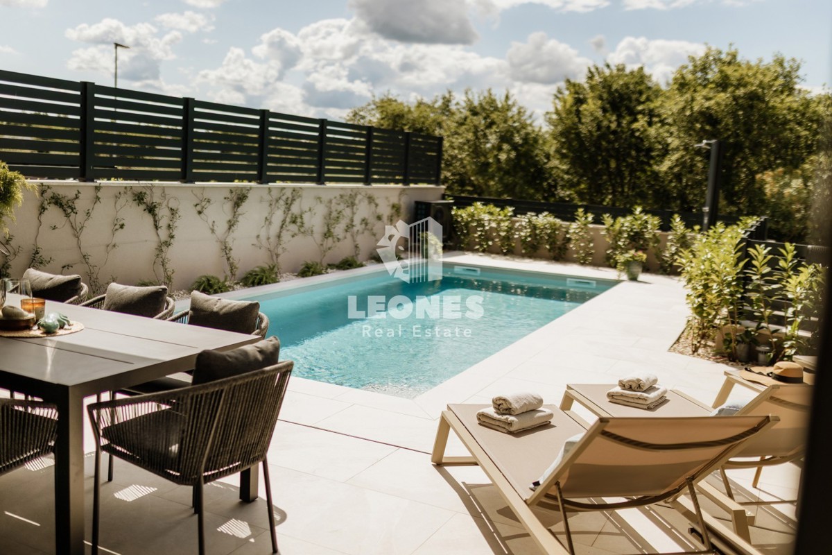 Popolnoma opremljena polsamostojna hiša z bazenom le 700 metrov od morja v Vabrigi