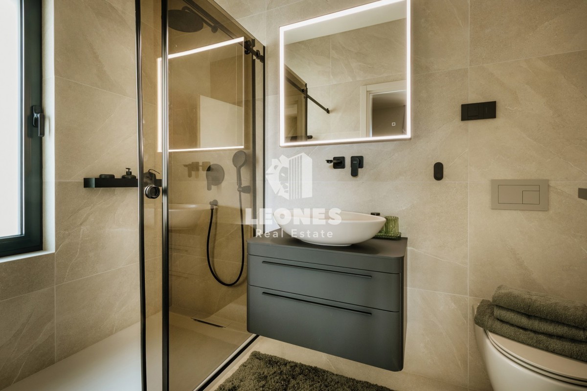 Popolnoma opremljena polsamostojna hiša z bazenom le 700 metrov od morja v Vabrigi