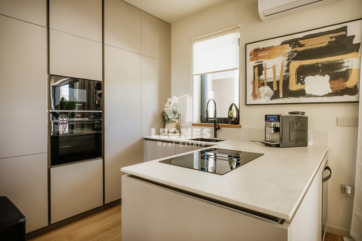 Popolnoma opremljena polsamostojna hiša z bazenom le 700 metrov od morja v Vabrigi