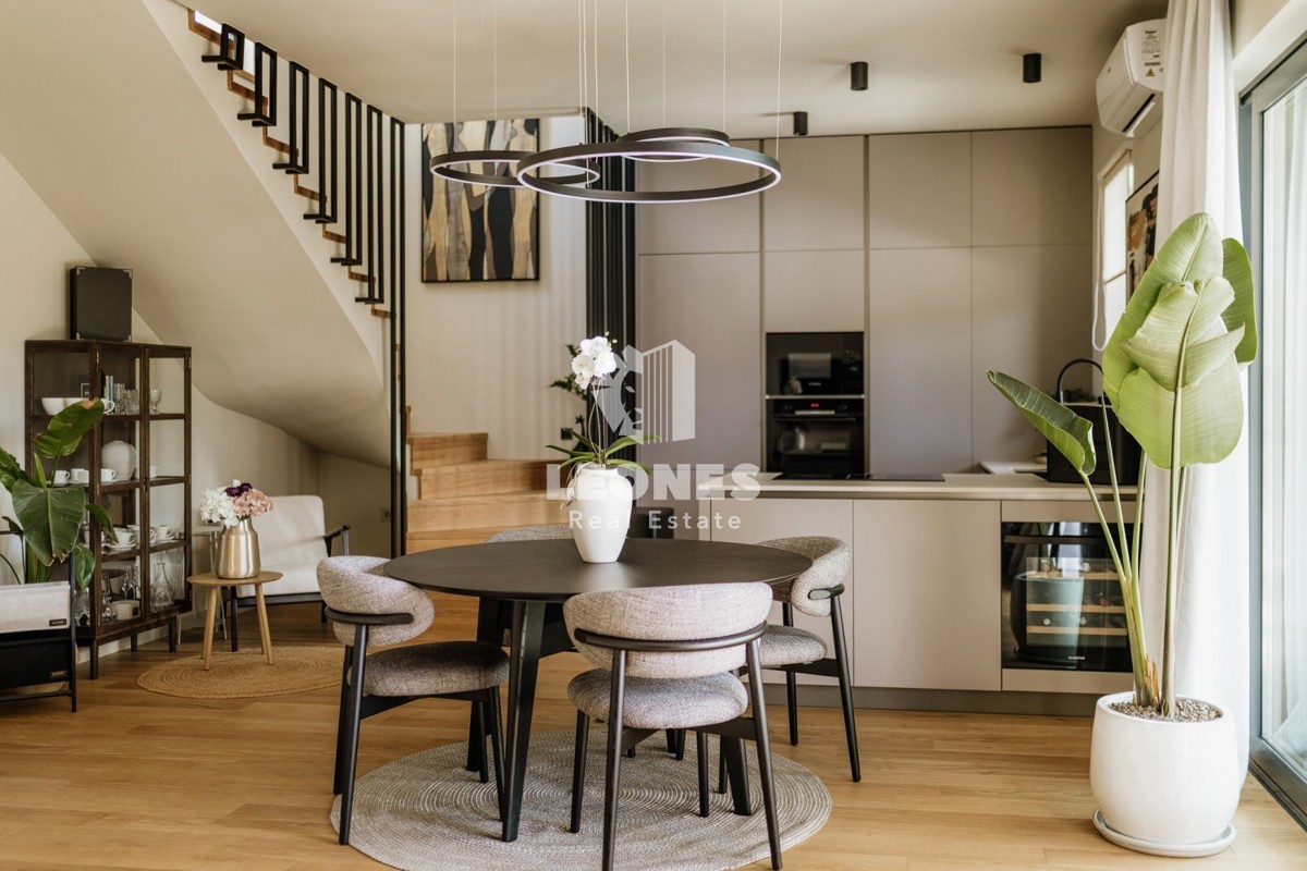 Popolnoma opremljena polsamostojna hiša z bazenom le 700 metrov od morja v Vabrigi