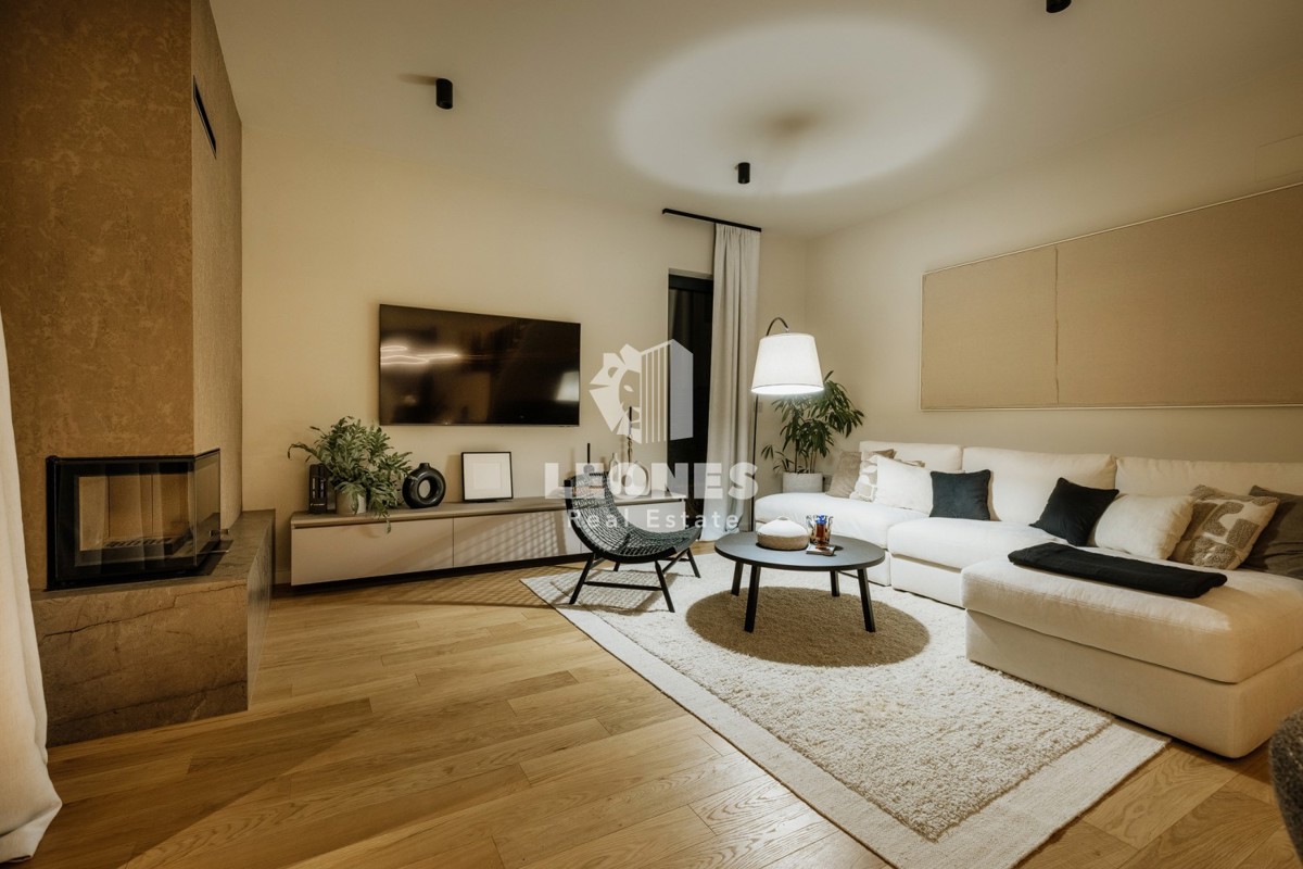 Popolnoma opremljena polsamostojna hiša z bazenom le 700 metrov od morja v Vabrigi