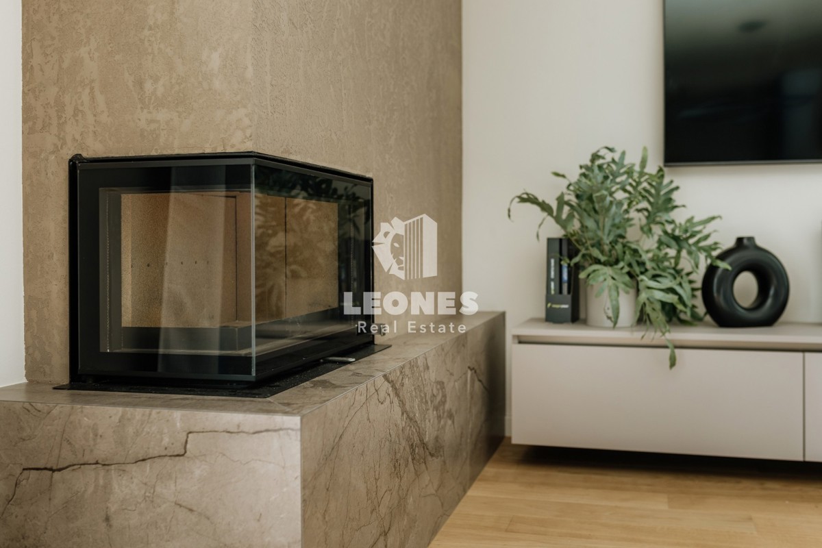 Popolnoma opremljena polsamostojna hiša z bazenom le 700 metrov od morja v Vabrigi