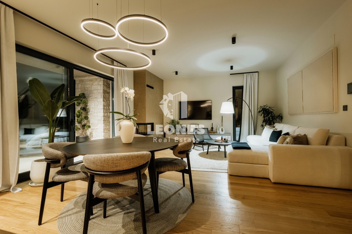 Popolnoma opremljena polsamostojna hiša z bazenom le 700 metrov od morja v Vabrigi