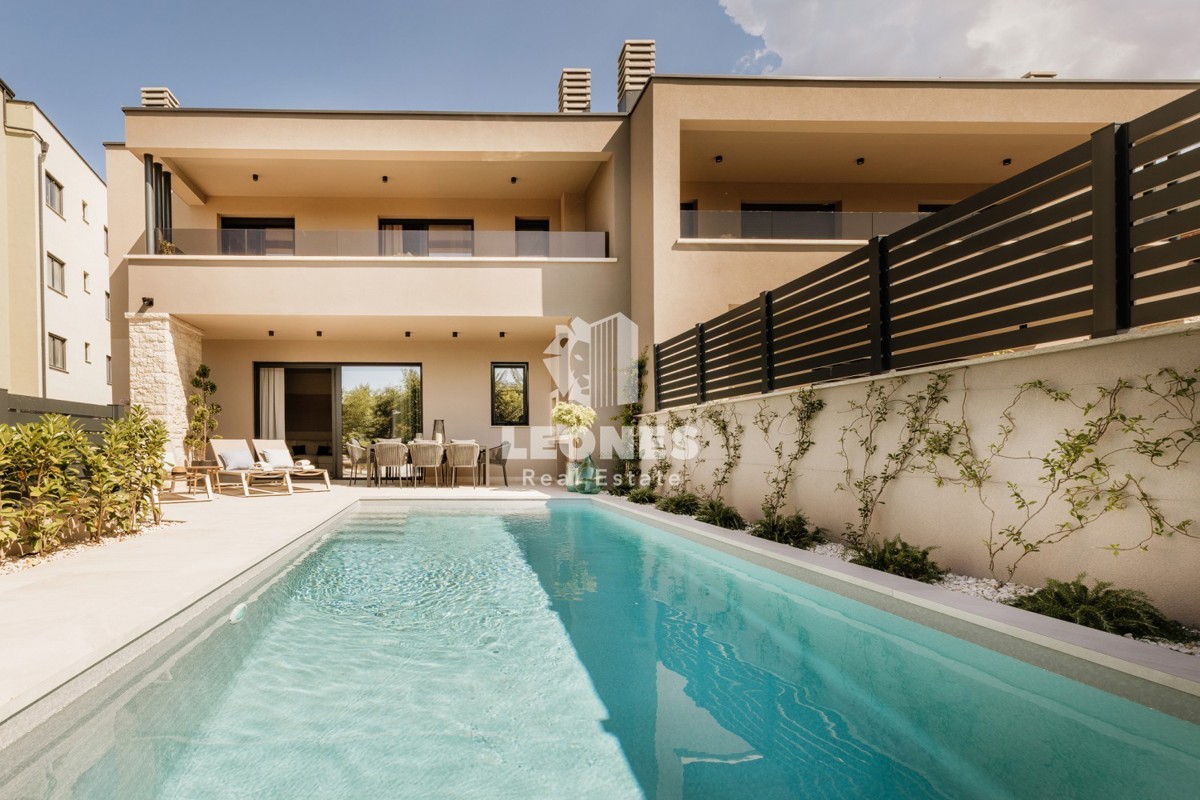 Popolnoma opremljena polsamostojna hiša z bazenom le 700 metrov od morja v Vabrigi