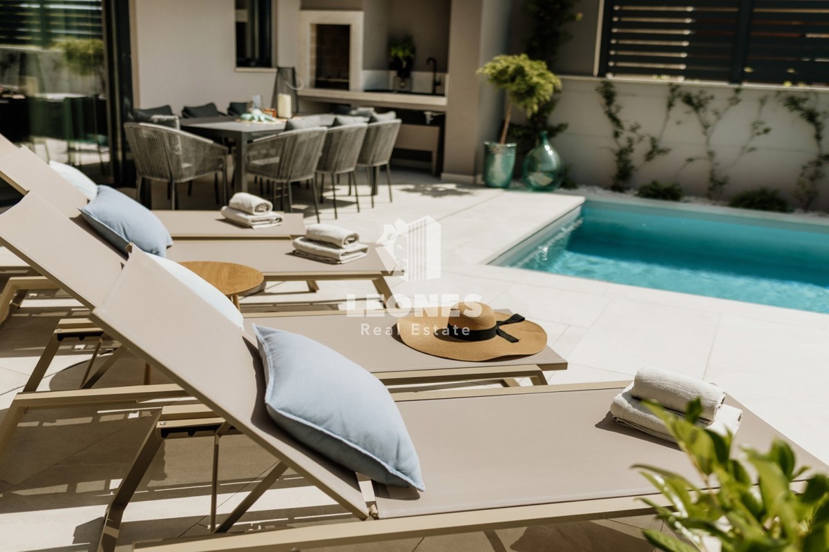 Popolnoma opremljena polsamostojna hiša z bazenom le 700 metrov od morja v Vabrigi