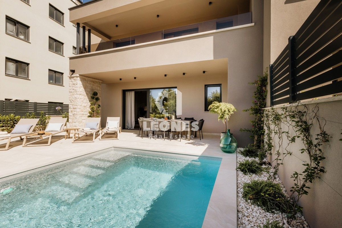 Popolnoma opremljena polsamostojna hiša z bazenom le 700 metrov od morja v Vabrigi