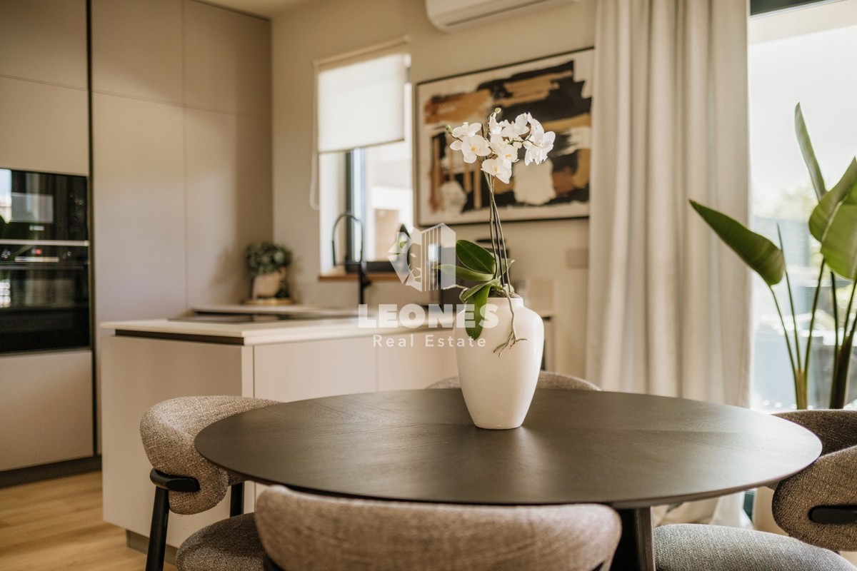 Popolnoma opremljena polsamostojna hiša z bazenom le 700 metrov od morja v Vabrigi