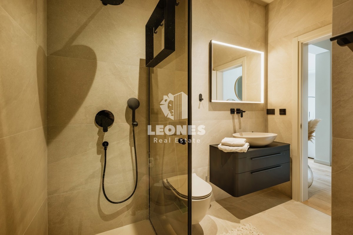 Popolnoma opremljena polsamostojna hiša z bazenom le 700 metrov od morja v Vabrigi