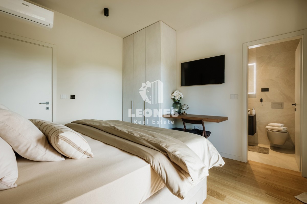 Popolnoma opremljena polsamostojna hiša z bazenom le 700 metrov od morja v Vabrigi