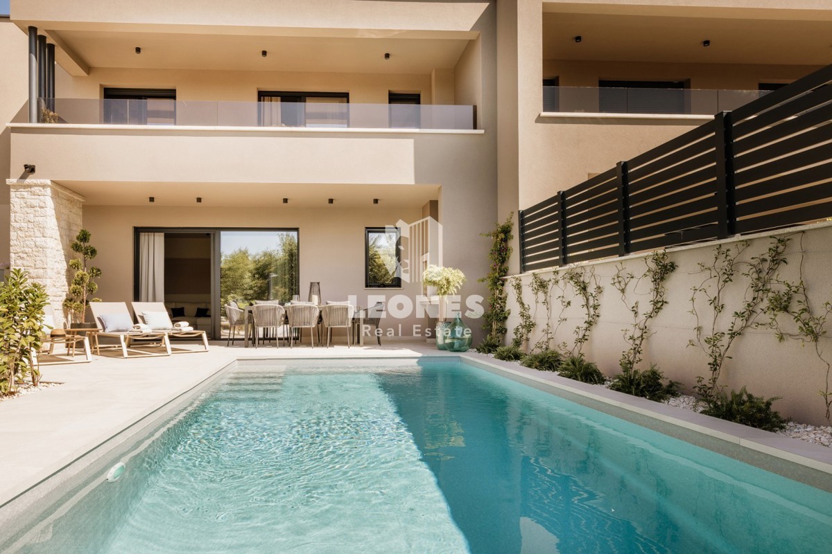 Popolnoma opremljena polsamostojna hiša z bazenom le 700 metrov od morja v Vabrigi