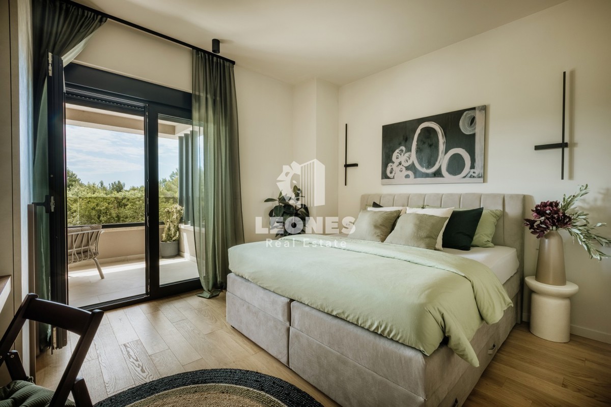 Popolnoma opremljena polsamostojna hiša z bazenom le 700 metrov od morja v Vabrigi