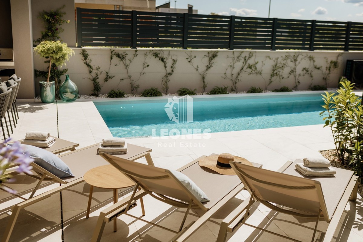 Popolnoma opremljena polsamostojna hiša z bazenom le 700 metrov od morja v Vabrigi