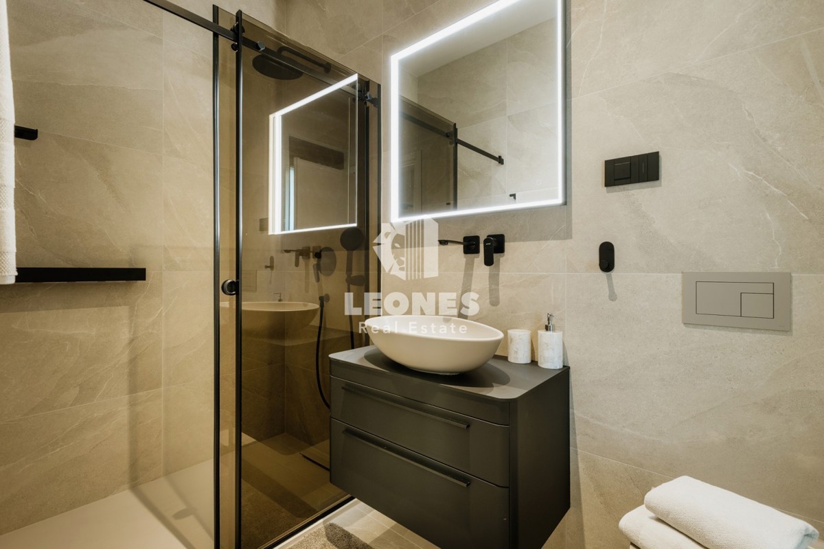 Popolnoma opremljena polsamostojna hiša z bazenom le 700 metrov od morja v Vabrigi