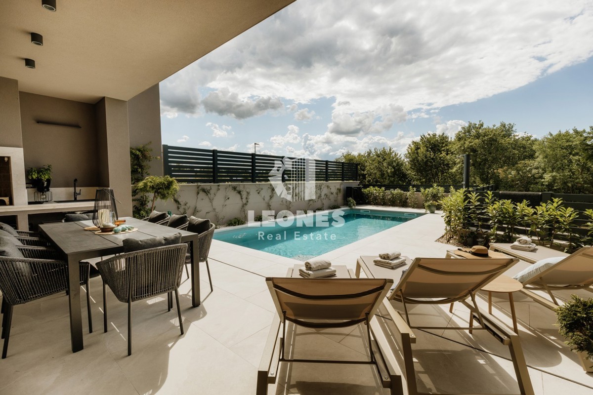 Popolnoma opremljena polsamostojna hiša z bazenom le 700 metrov od morja v Vabrigi