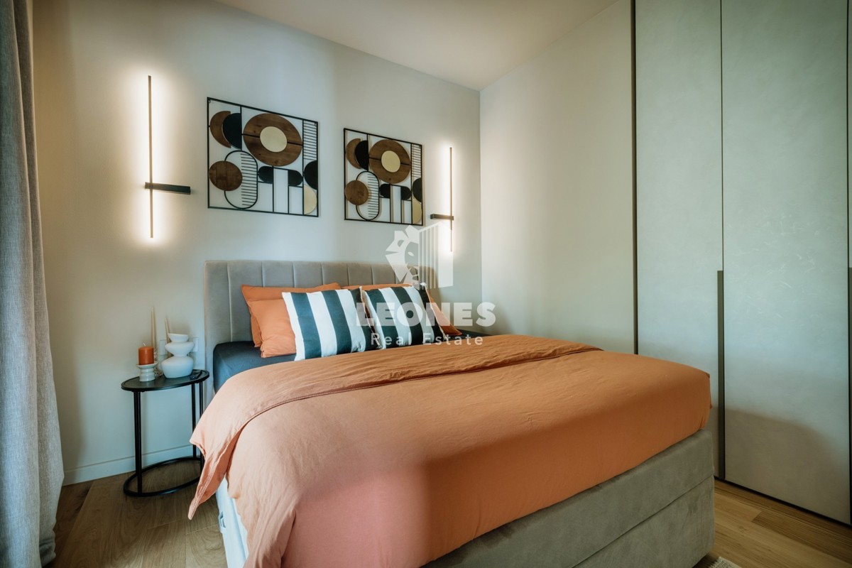 Popolnoma opremljena polsamostojna hiša z bazenom le 700 metrov od morja v Vabrigi