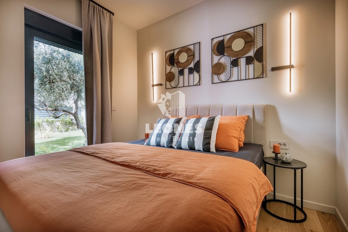 Popolnoma opremljena polsamostojna hiša z bazenom le 700 metrov od morja v Vabrigi