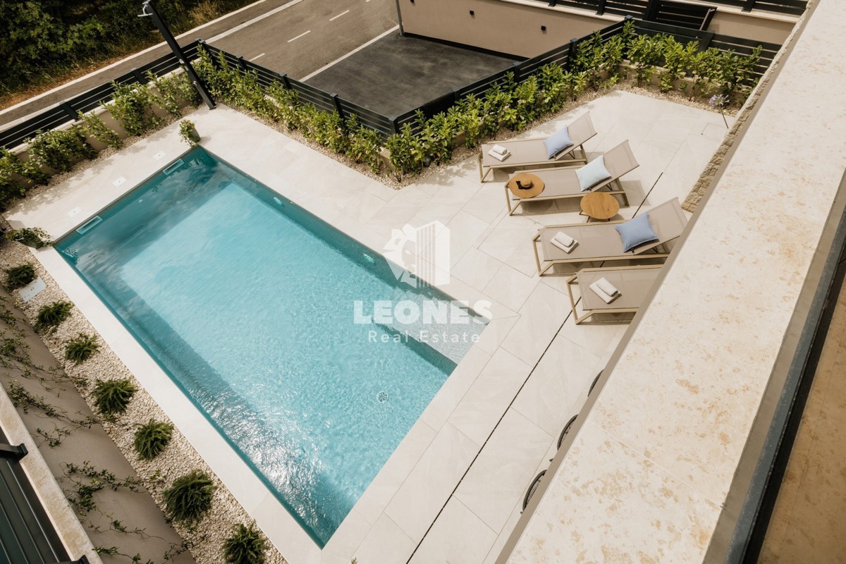 Popolnoma opremljena polsamostojna hiša z bazenom le 700 metrov od morja v Vabrigi