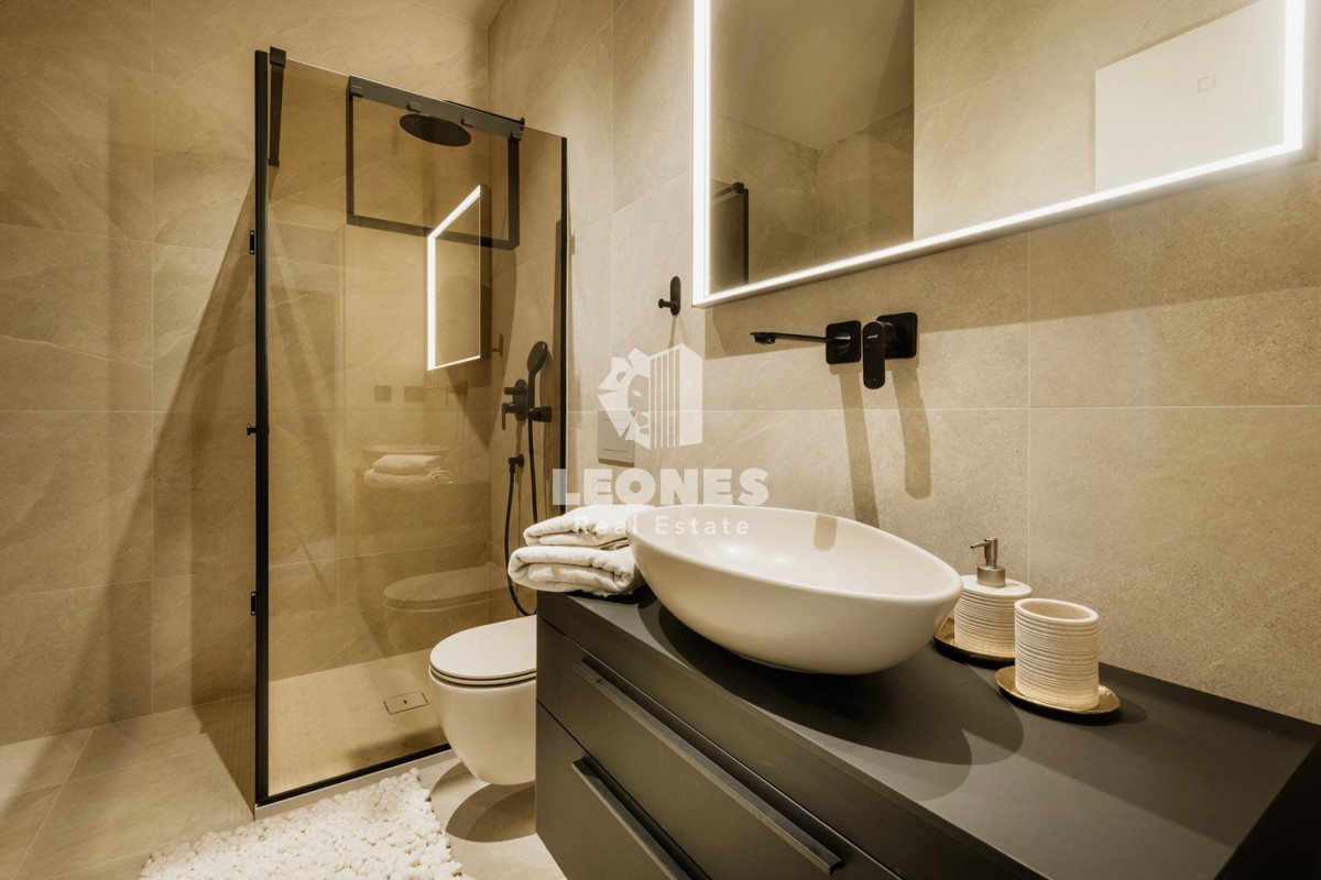 Popolnoma opremljena polsamostojna hiša z bazenom le 700 metrov od morja v Vabrigi