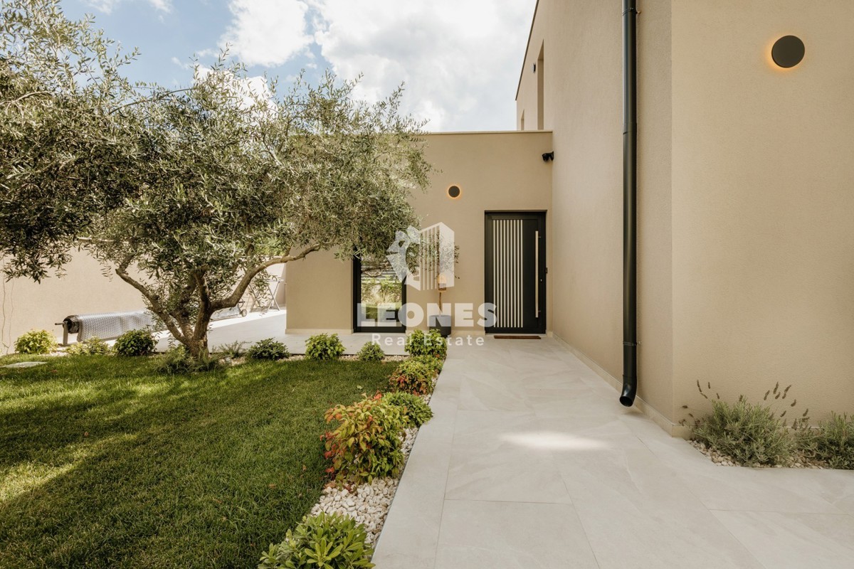 Popolnoma opremljena polsamostojna hiša z bazenom le 700 metrov od morja v Vabrigi