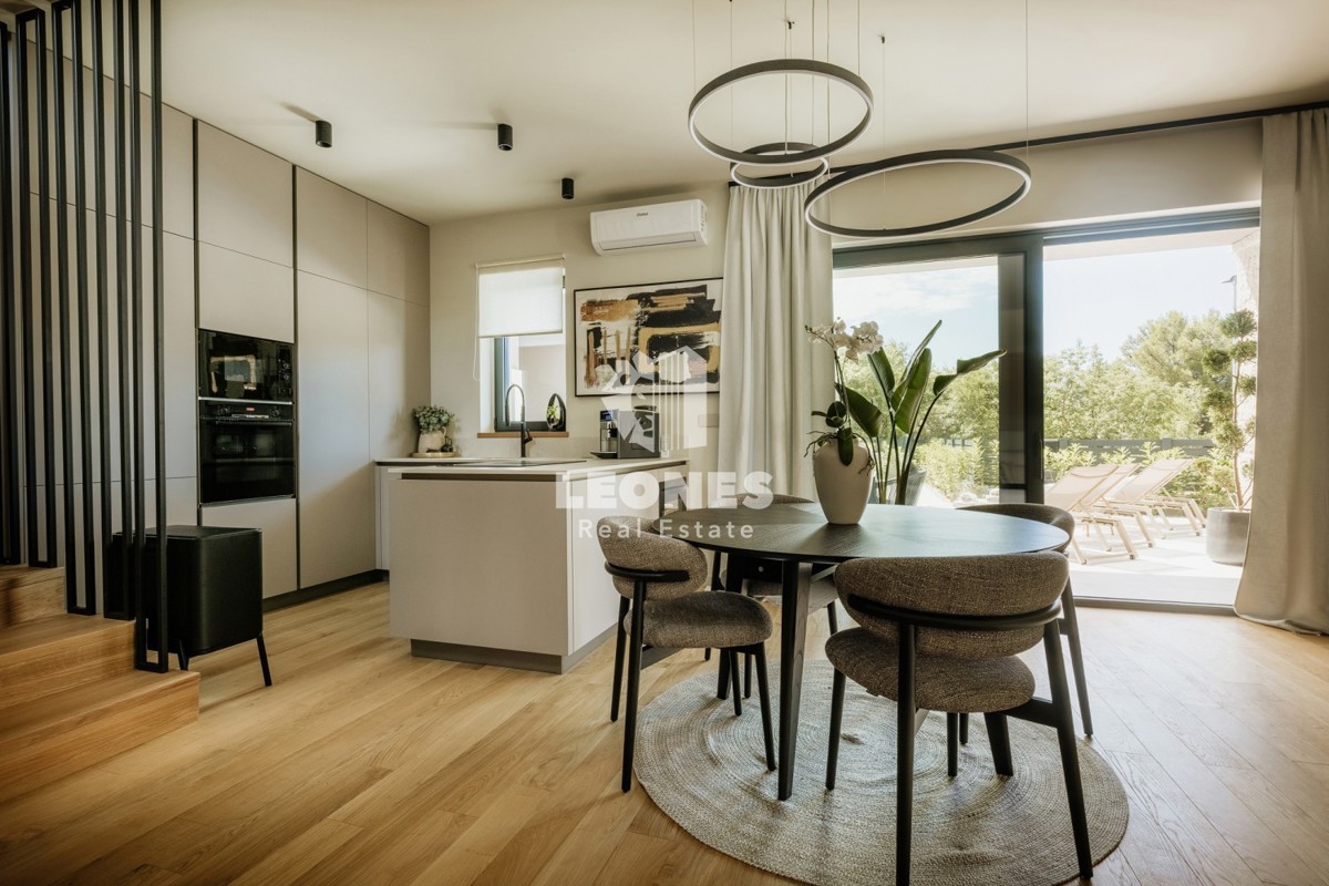 Popolnoma opremljena polsamostojna hiša z bazenom le 700 metrov od morja v Vabrigi