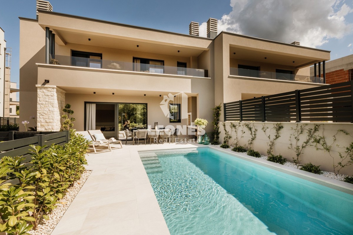 Popolnoma opremljena polsamostojna hiša z bazenom le 700 metrov od morja v Vabrigi