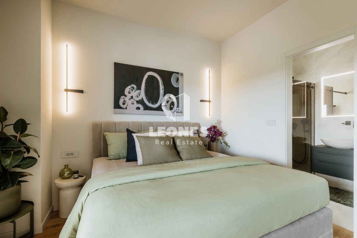 Popolnoma opremljena polsamostojna hiša z bazenom le 700 metrov od morja v Vabrigi