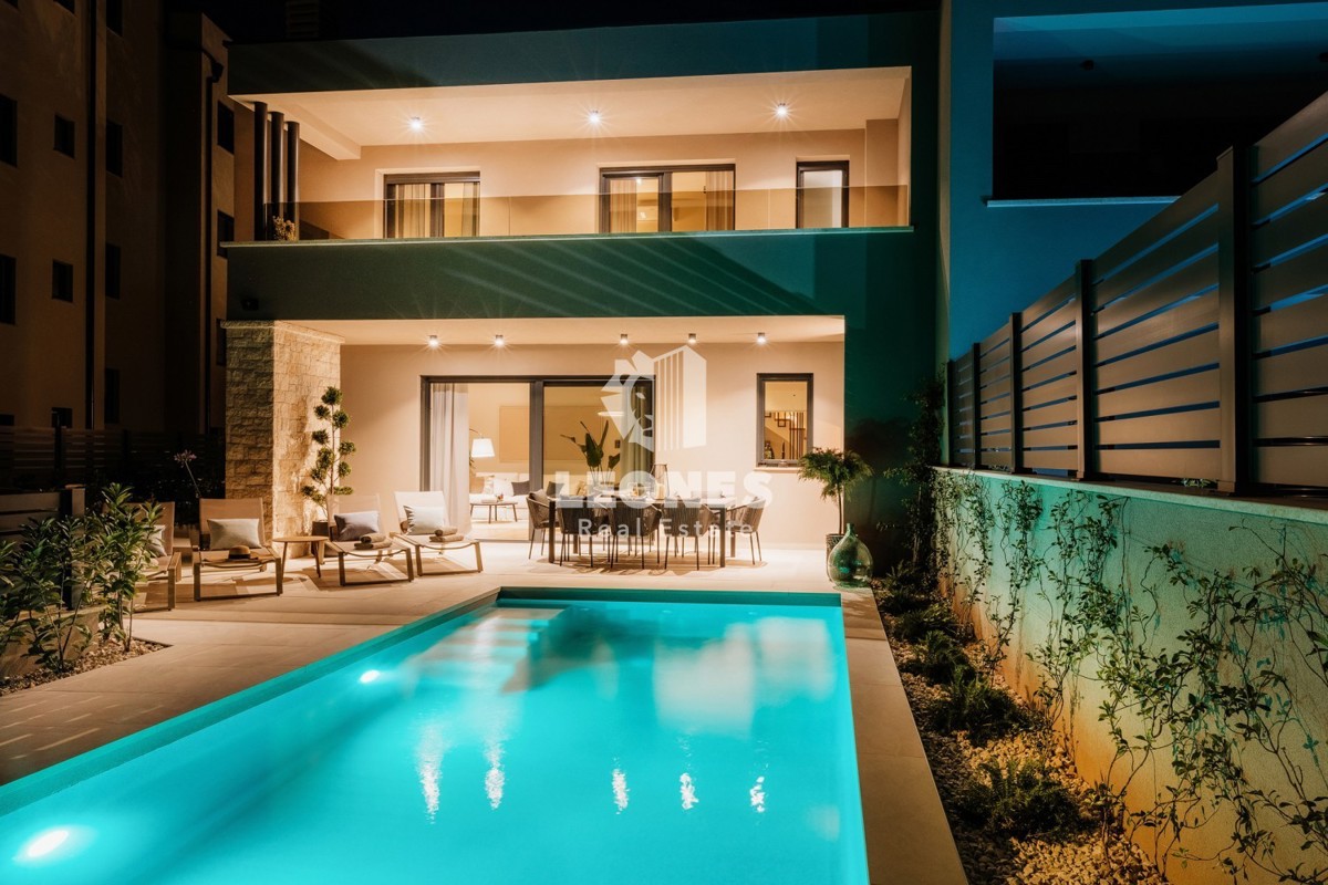 Popolnoma opremljena polsamostojna hiša z bazenom le 700 metrov od morja v Vabrigi