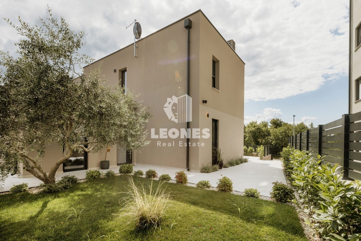 Popolnoma opremljena polsamostojna hiša z bazenom le 700 metrov od morja v Vabrigi