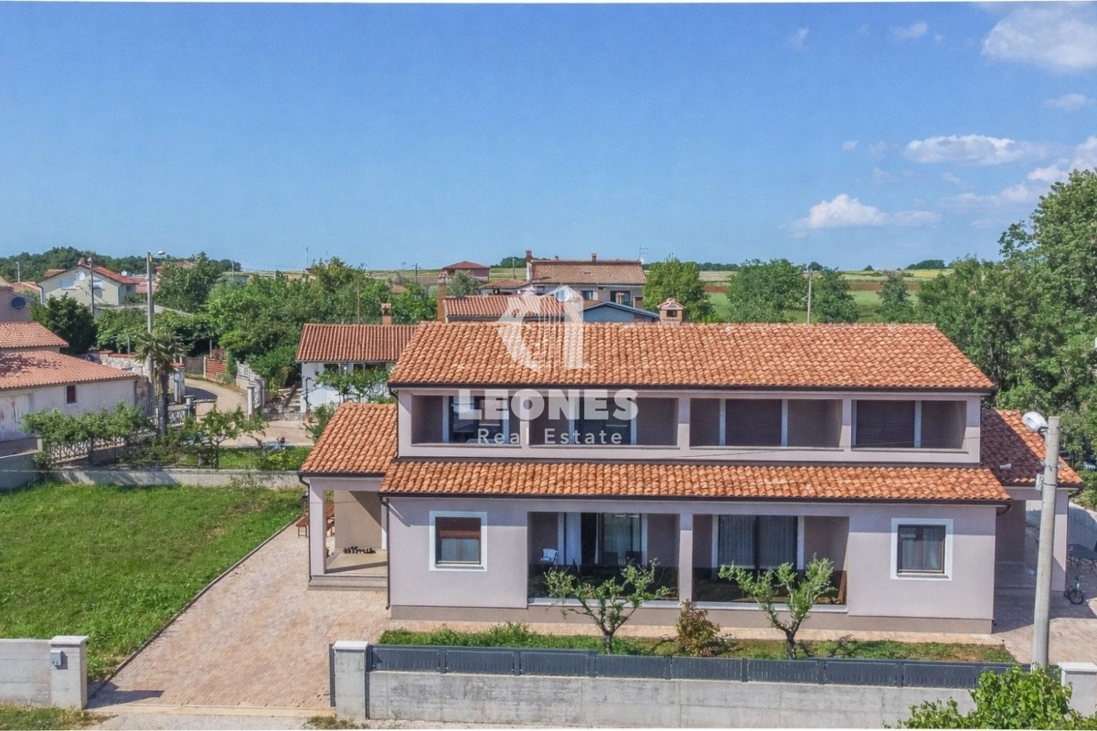 Dvojček hiša v bližini Tara