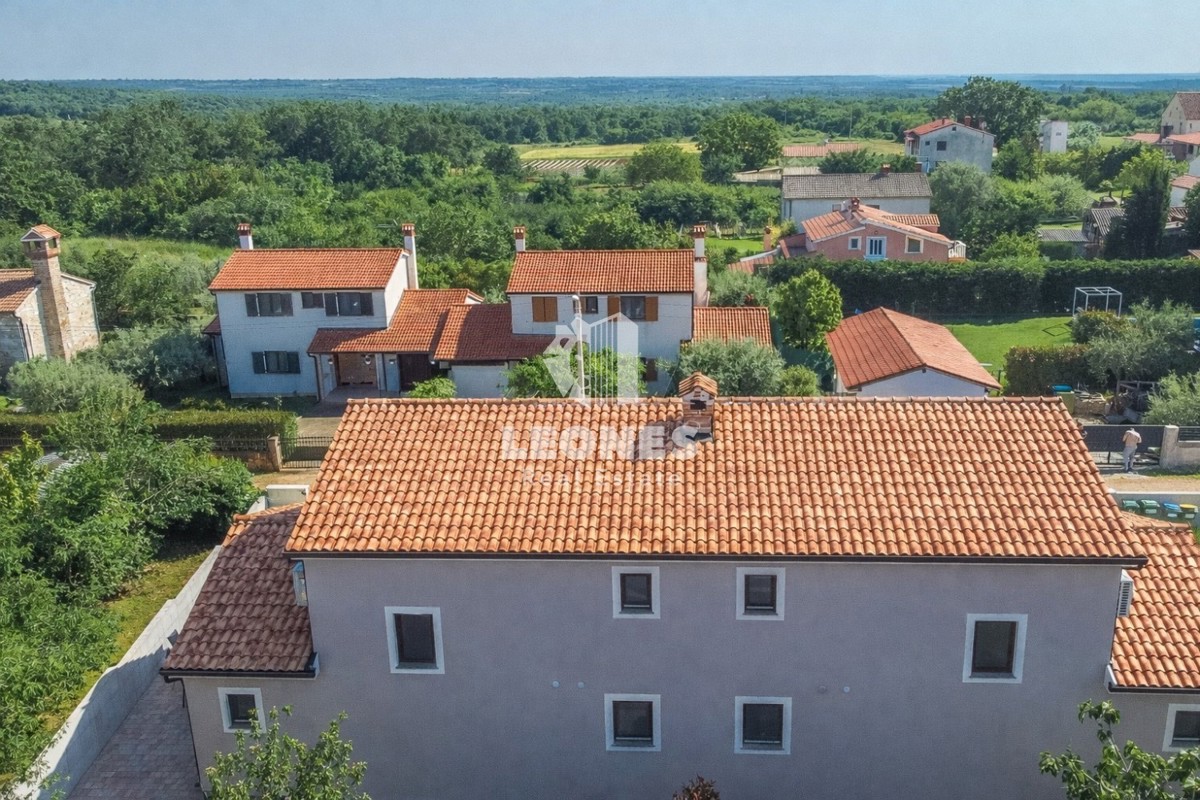 Dvojček hiša v bližini Tara