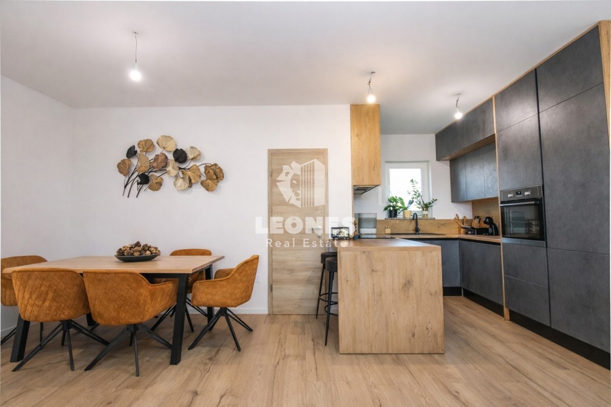 Dvojček hiša v bližini Tara