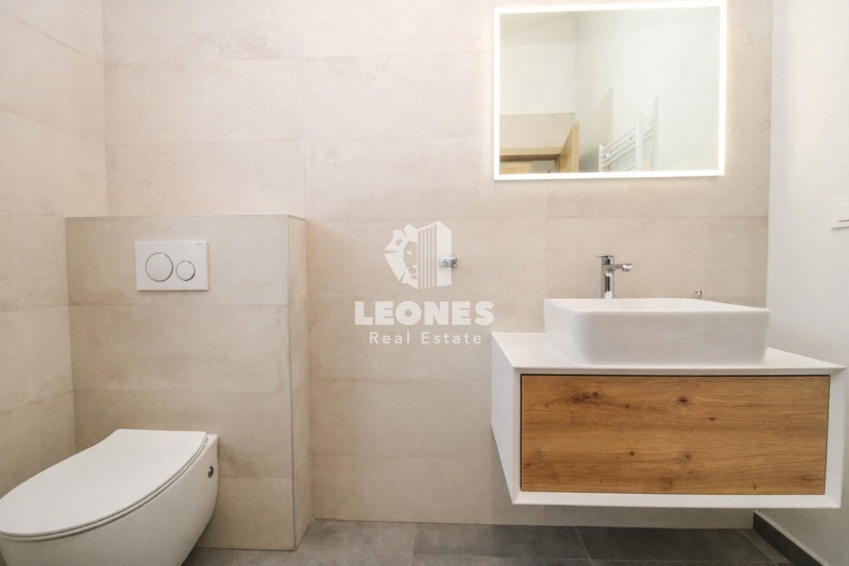 Dvojček hiša v bližini Tara