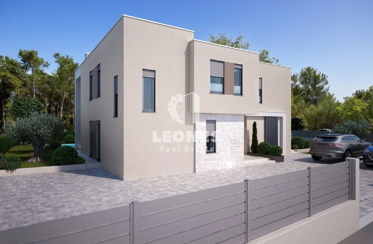 Moderna polsamostojna hiša z bazenom v bližini Umaga