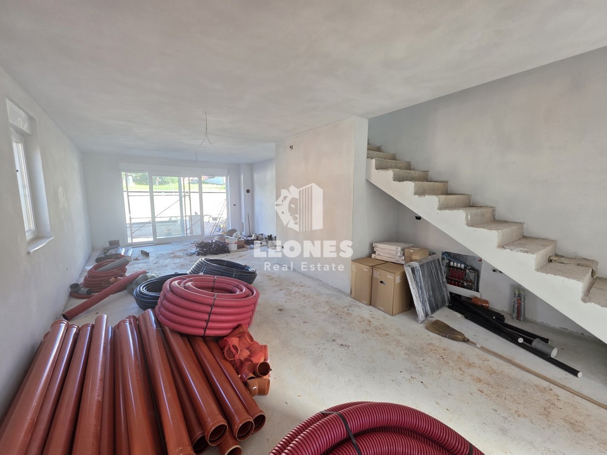 Moderna dvojček hiša z bazenom v bližini Umaga