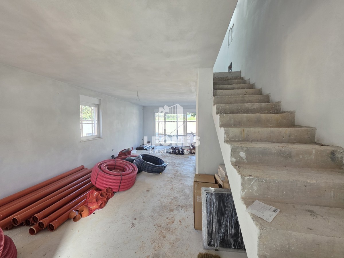 Moderna dvojček hiša z bazenom v bližini Umaga