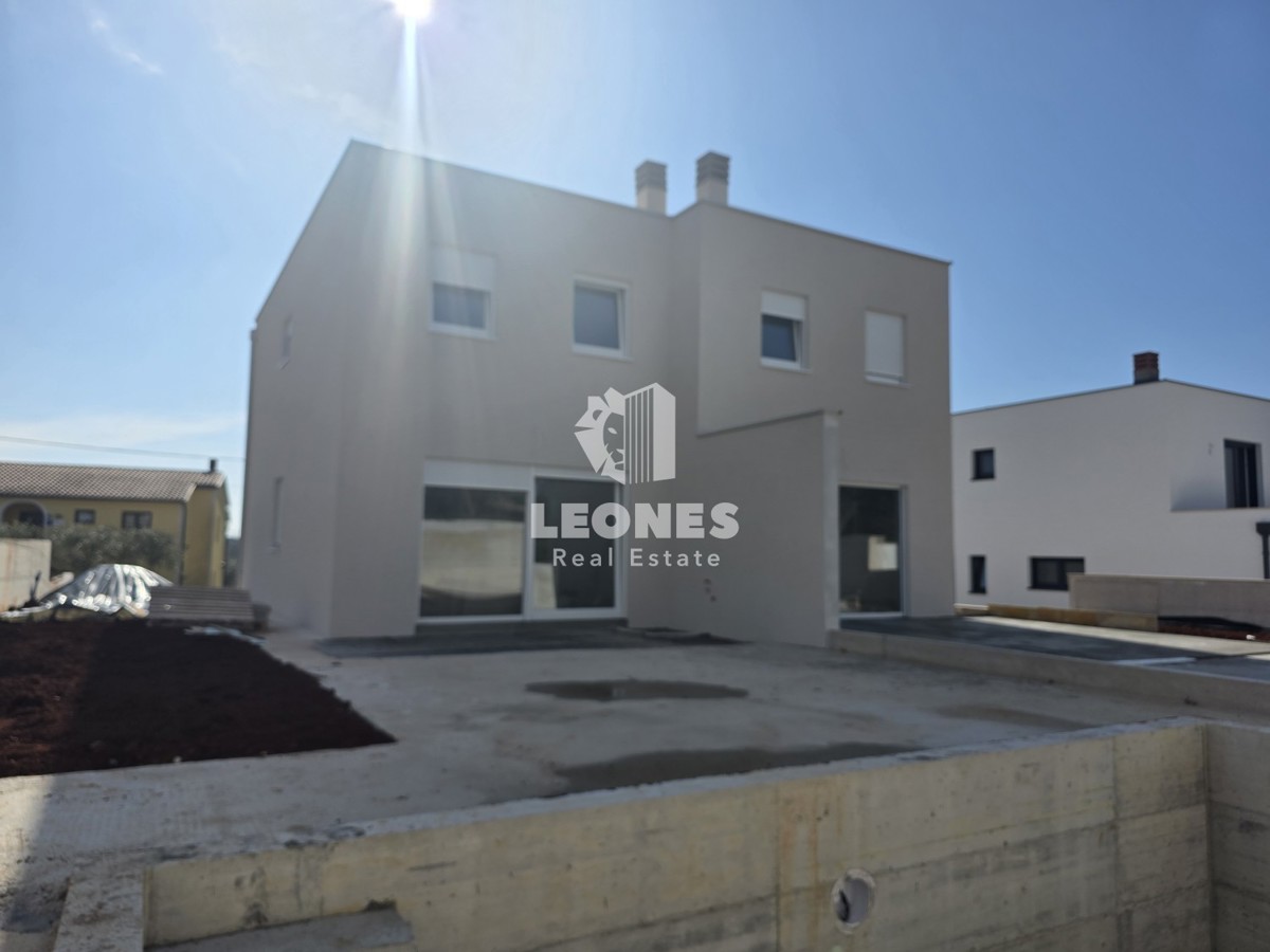 Moderna dvojček hiša z bazenom v bližini Umaga