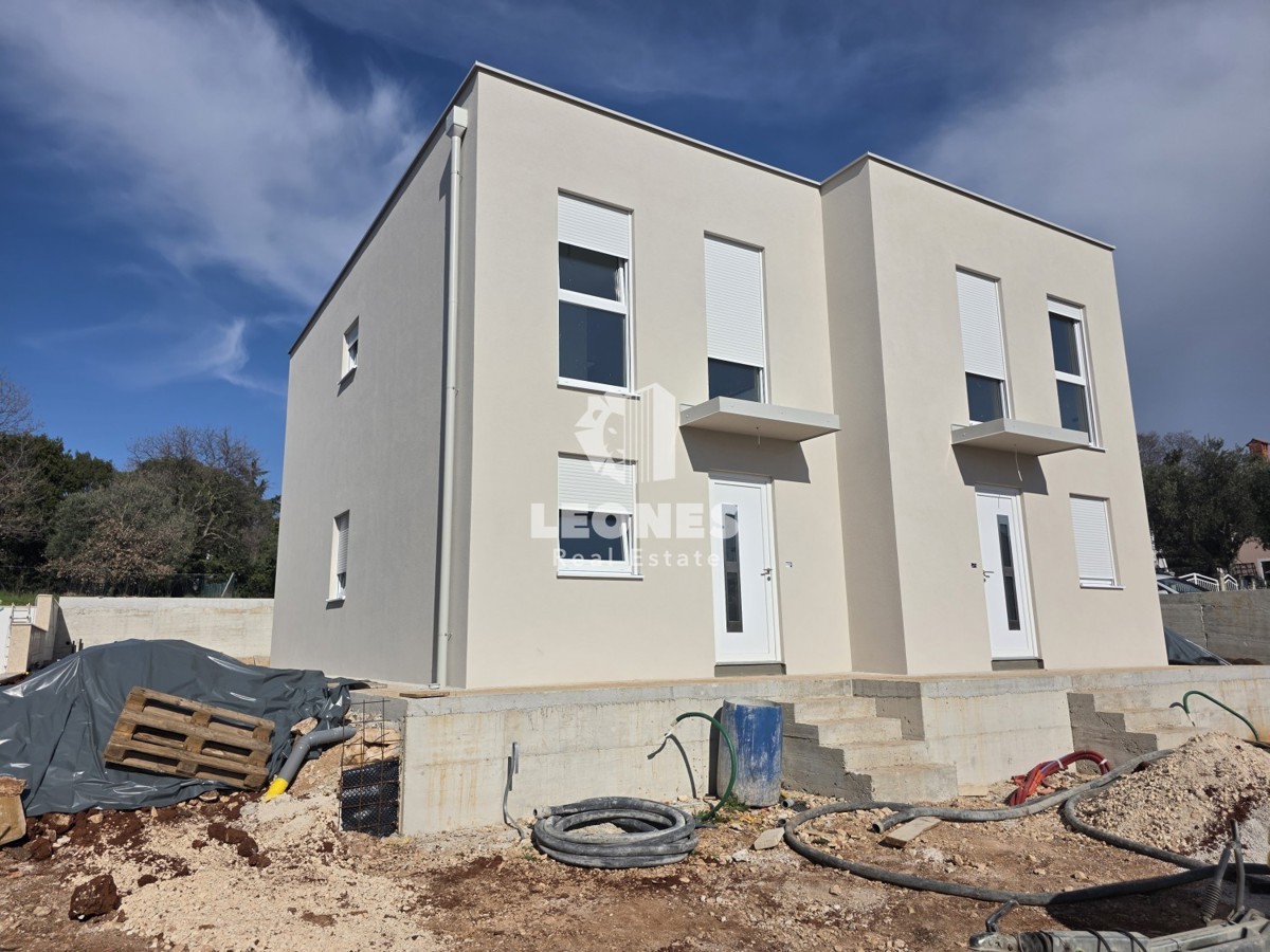 Moderna dvojček hiša z bazenom v bližini Umaga