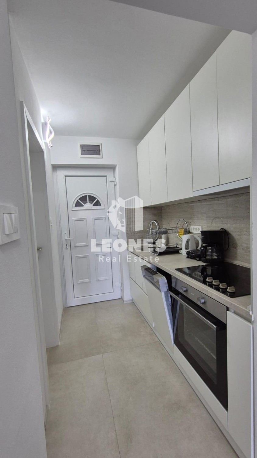 Prenovljeno stanovanje z vrtom blizu morja v Novigradu