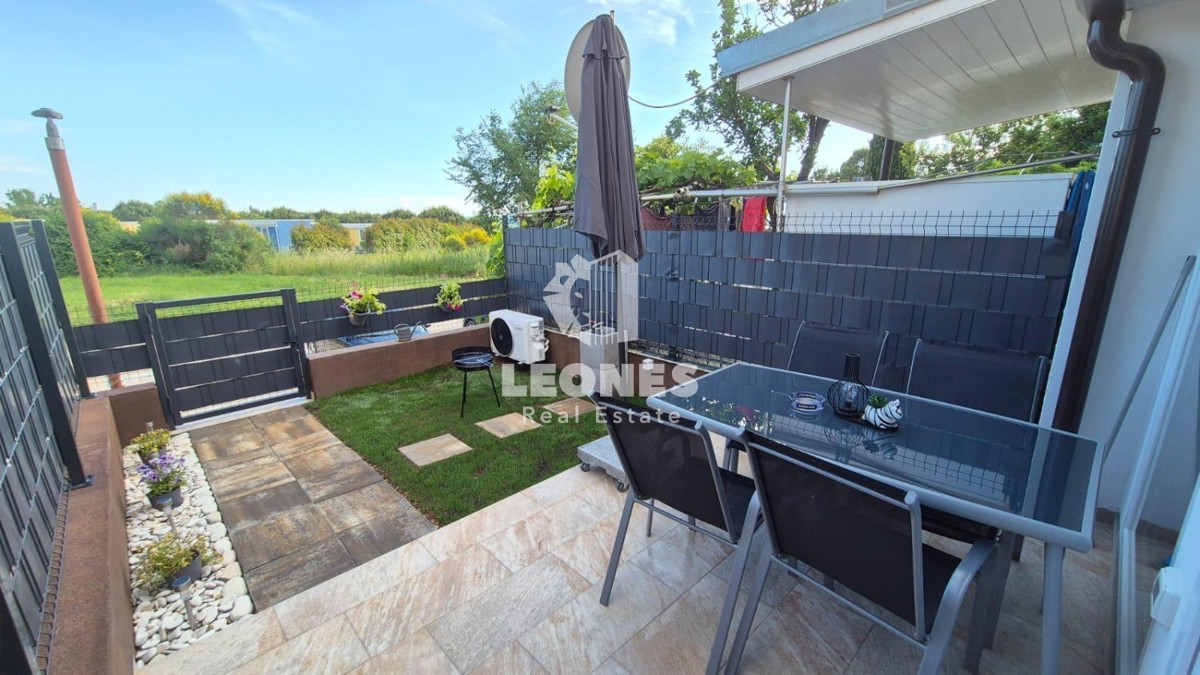 Prenovljeno stanovanje z vrtom blizu morja v Novigradu