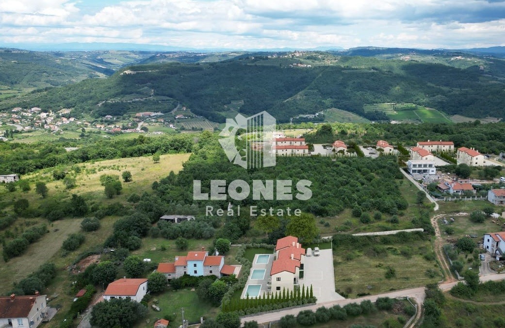 Vrstna hiša z bazenom v bližini Kaštele