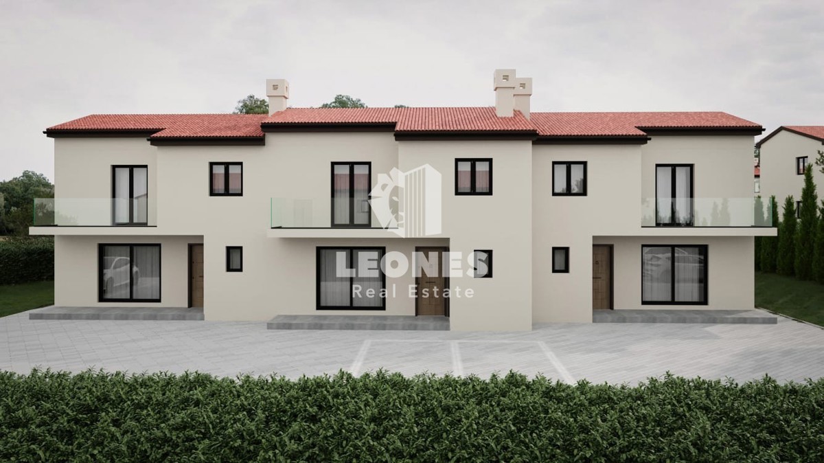 Vrstna hiša z bazenom v bližini Kaštele