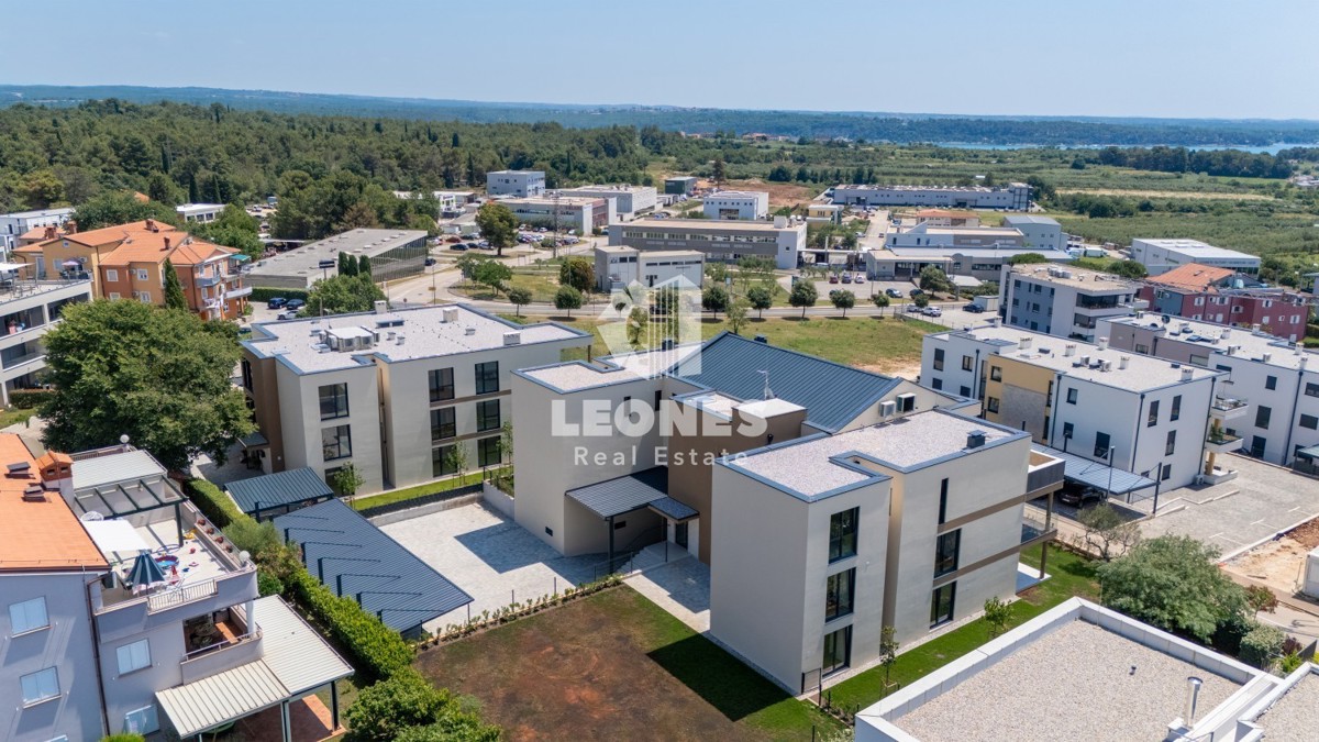 Stanovanje v prvem nadstropju luksuzne novogradnje z dvigalom in pogledom na morje