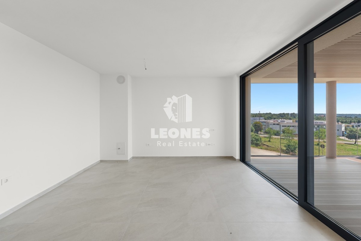 Stanovanje v prvem nadstropju luksuzne novogradnje z dvigalom in pogledom na morje